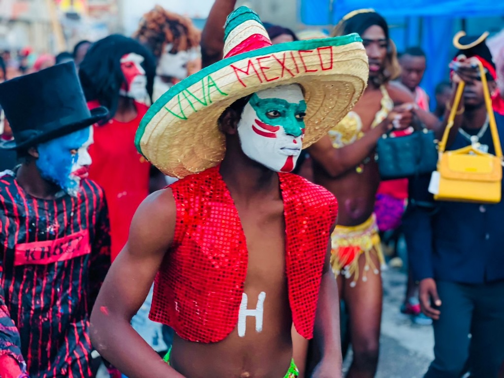 Défilé d’un groupe de mascarade à l’occasion du dimanche gras, à Miragoâne.